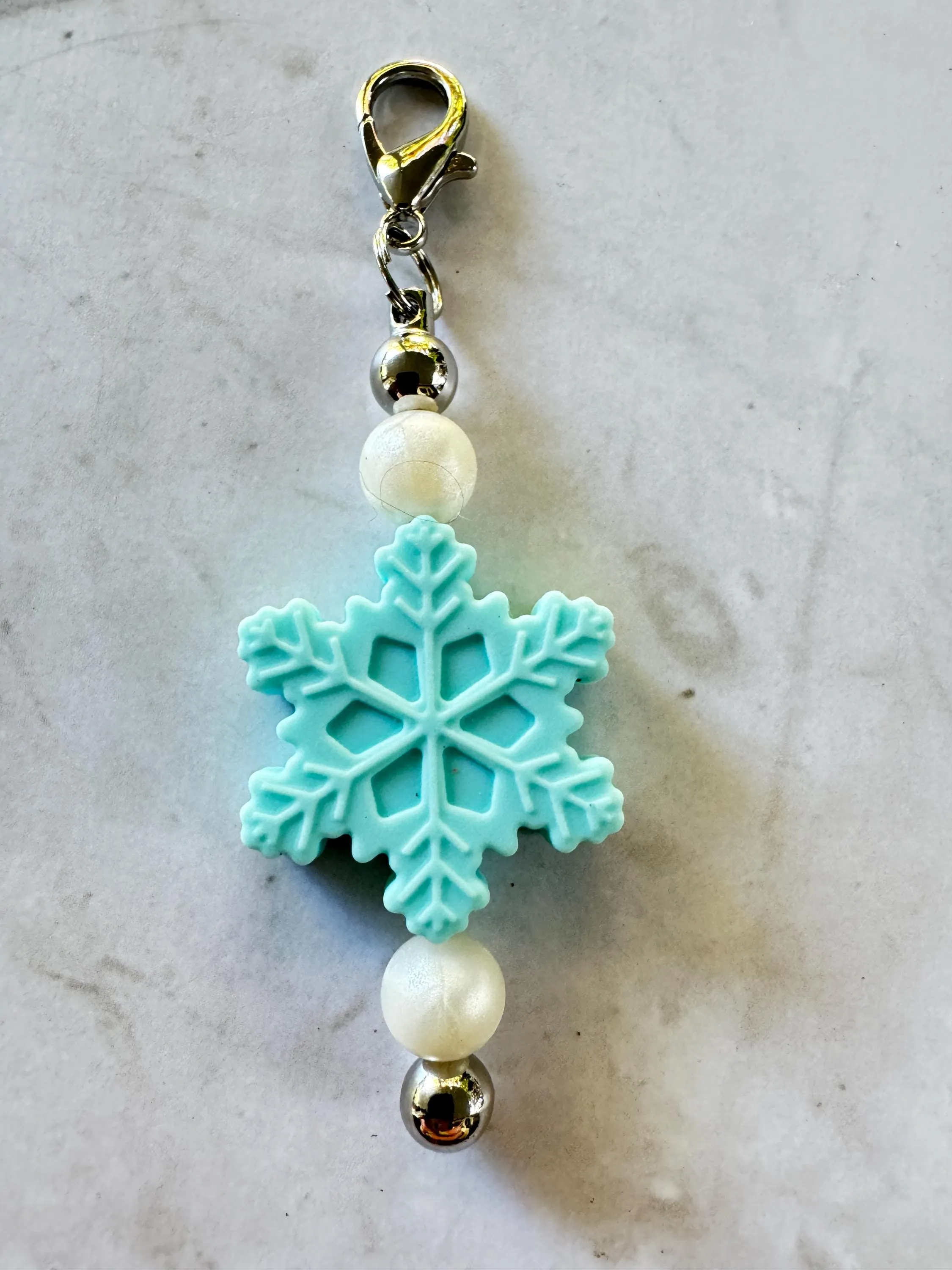 Snowflake Charm Set – 5 colours to choose Silicone Bead Clip for Gift Bags, Stockings, Keychains. Holidays, Winter, Festive Fun Charms