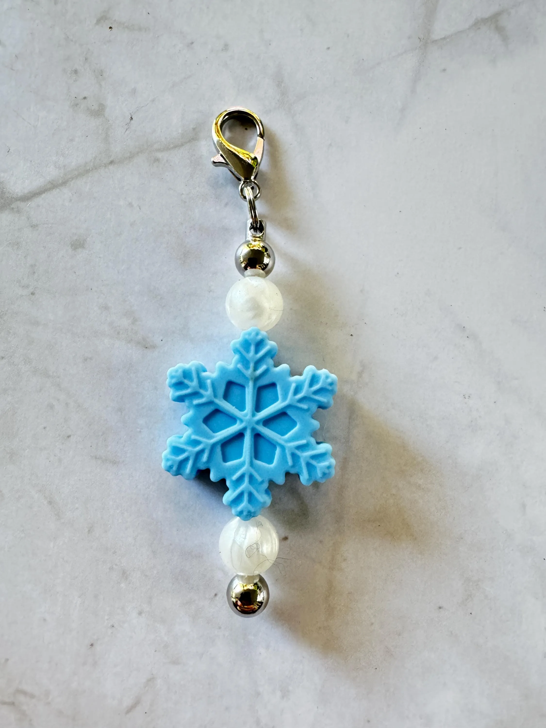 Snowflake Charm Set – 5 colours to choose Silicone Bead Clip for Gift Bags, Stockings, Keychains. Holidays, Winter, Festive Fun Charms