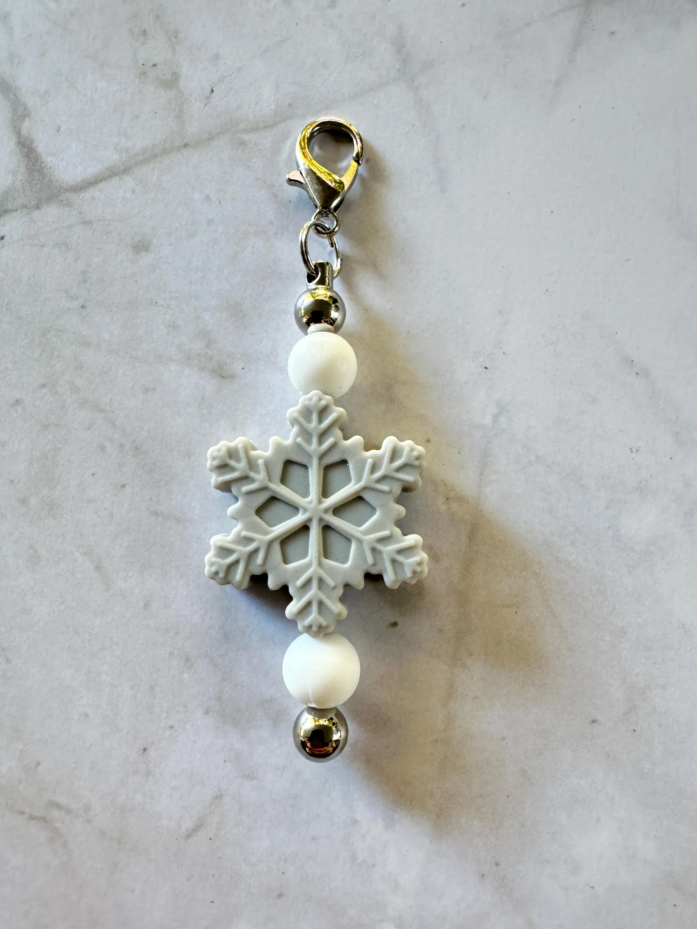 Snowflake Charm Set – 5 colours to choose Silicone Bead Clip for Gift Bags, Stockings, Keychains. Holidays, Winter, Festive Fun Charms