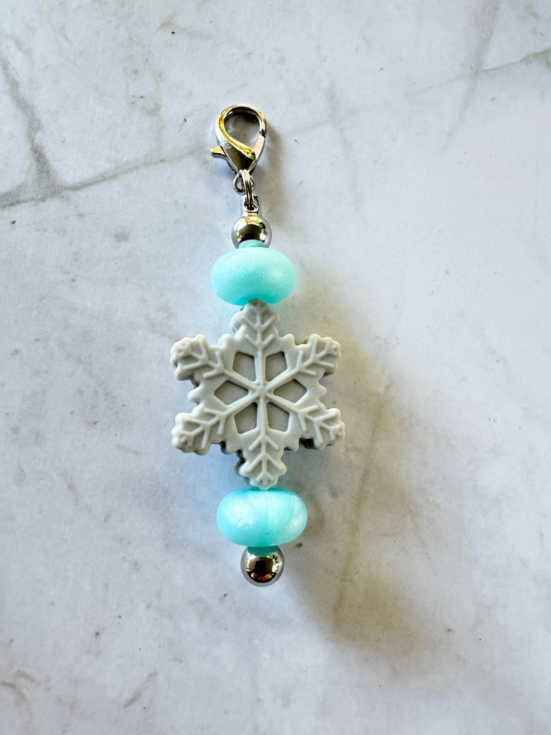 Snowflake Charm Set – 5 colours to choose Silicone Bead Clip for Gift Bags, Stockings, Keychains. Holidays, Winter, Festive Fun Charms